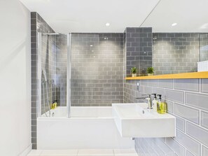 Dusche, Haartrockner, Handtücher