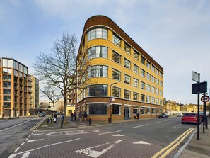 Exterior - Spacious Apartment with Balcony in Tech City (Greater London)
