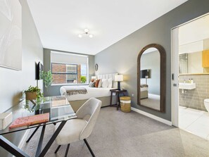 2 bedrooms, desk, iron/ironing board, travel cot - Spacious Apartment with Balcony in Tech City (Greater London)