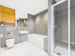 Shower, hair dryer, towels - Spacious Apartment with Balcony in Tech City (Greater London)