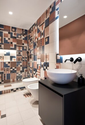 Douche, sèche-cheveux, bidet, serviettes fournies