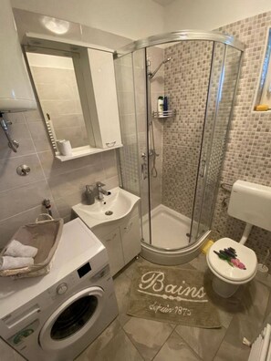 Apartamento | Baño | Secador de pelo, toallas y papel higiénico