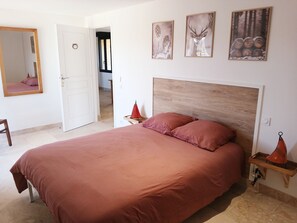 5 bedrooms, desk, travel crib, free WiFi - Exceptional country house with pond. (Saint-Crépin-d'Auberoche)