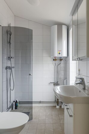 Een douche, een haardroger, handdoeken, zeep