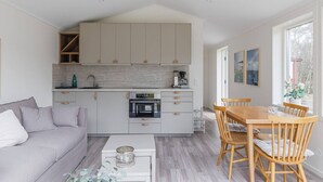 Una cocina moderna con comedor, sofá y mesa de centro.