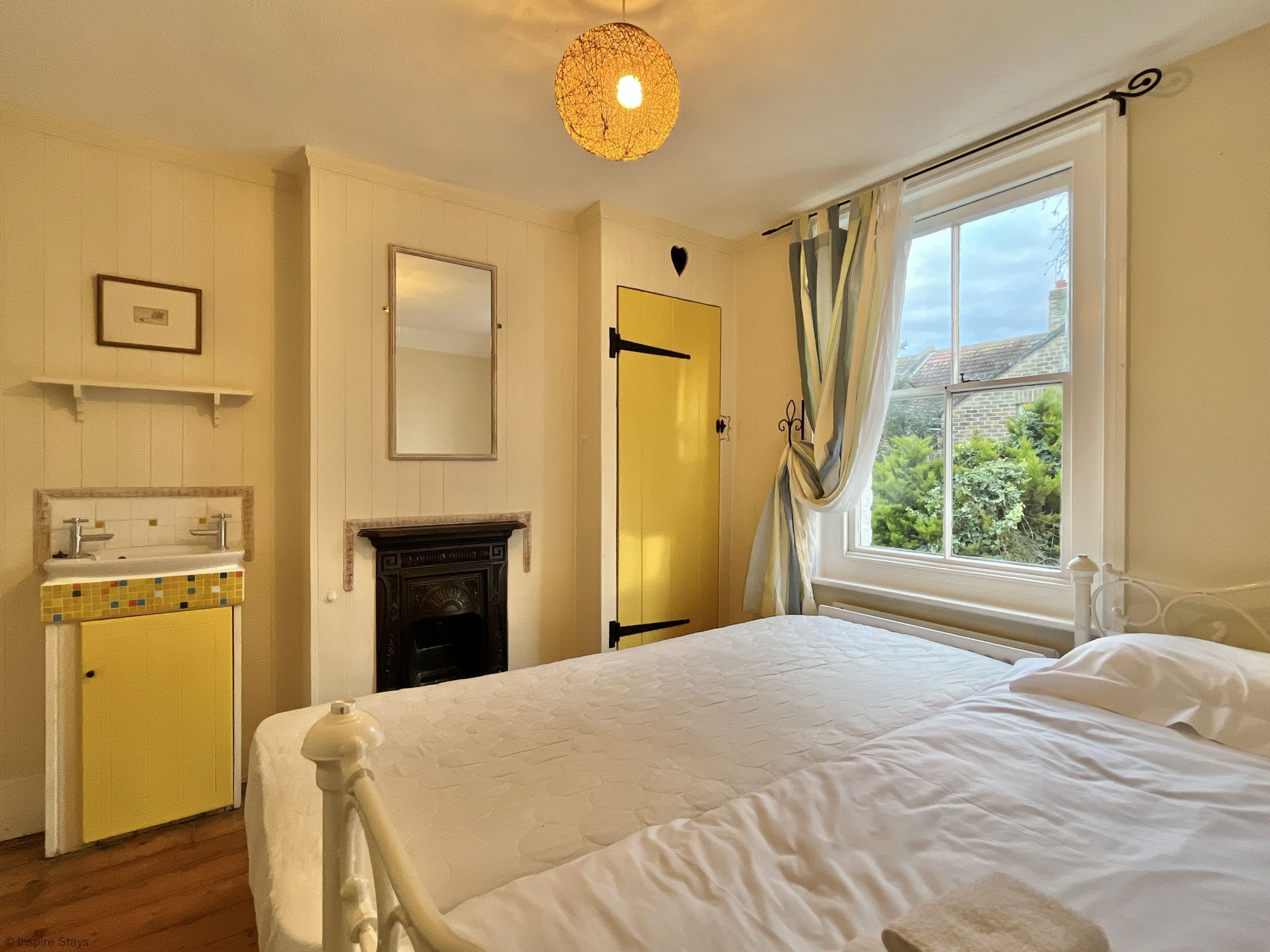 2 bedrooms, desk, iron/ironing board, WiFi