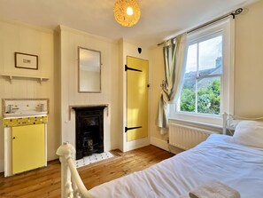 2 bedrooms, desk, iron/ironing board, WiFi