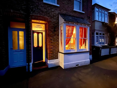 Tern Cottage by inspirestays.com - a cottage that sleeps 4 guests in 2 bedrooms