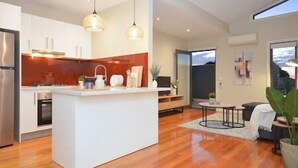 Fridge, microwave, oven, stovetop - Luxury Townhouse Stay by Megadu (Preston)