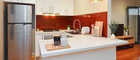 Kühlschrank, Mikrowelle, Ofen, Herdplatte