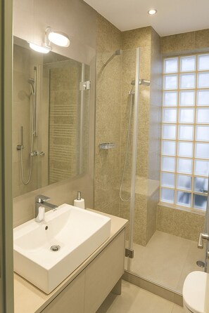 Douche, sèche-cheveux, serviettes fournies, savon