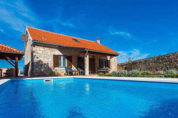 Casa | Alberca | Alberca techada y alberca al aire libre
