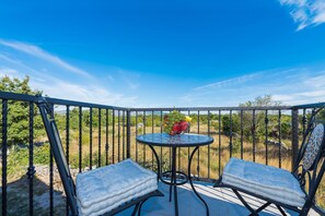 House | Balcony - Three Bedroom House With Swimming Pool (Promina)