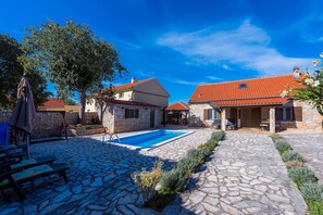 Casa | Alberca | Alberca techada y alberca al aire libre