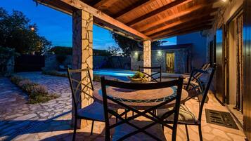 House | Outdoor dining