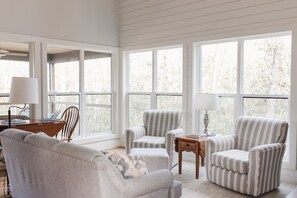 Smart TV - Treetop Cottage - King, Private-In Town, XL Porch, Smart TVs, WD (Black Mountain)