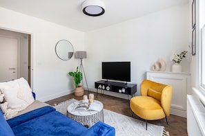 City Apartment, 1 Bedroom, Non Smoking | Living area | 40-inch Smart TV with satellite channels
