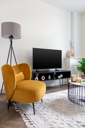 City Apartment, 1 Bedroom, Non Smoking | Living area | 40-inch Smart TV with satellite channels