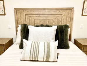 2 bedrooms, iron/ironing board, travel cot, WiFi - REMODELED 2-bedroom condo in Vail - new listing (Vail)