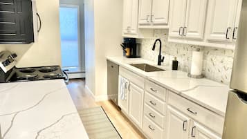 雪櫃、微波爐、焗爐、爐具