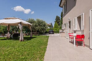 Outdoor dining - The Little Villa With Garden(4 rooms, Free Parking) (Lucca)