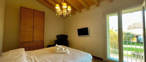 4 quartos, cofres nos quartos, escrivaninha