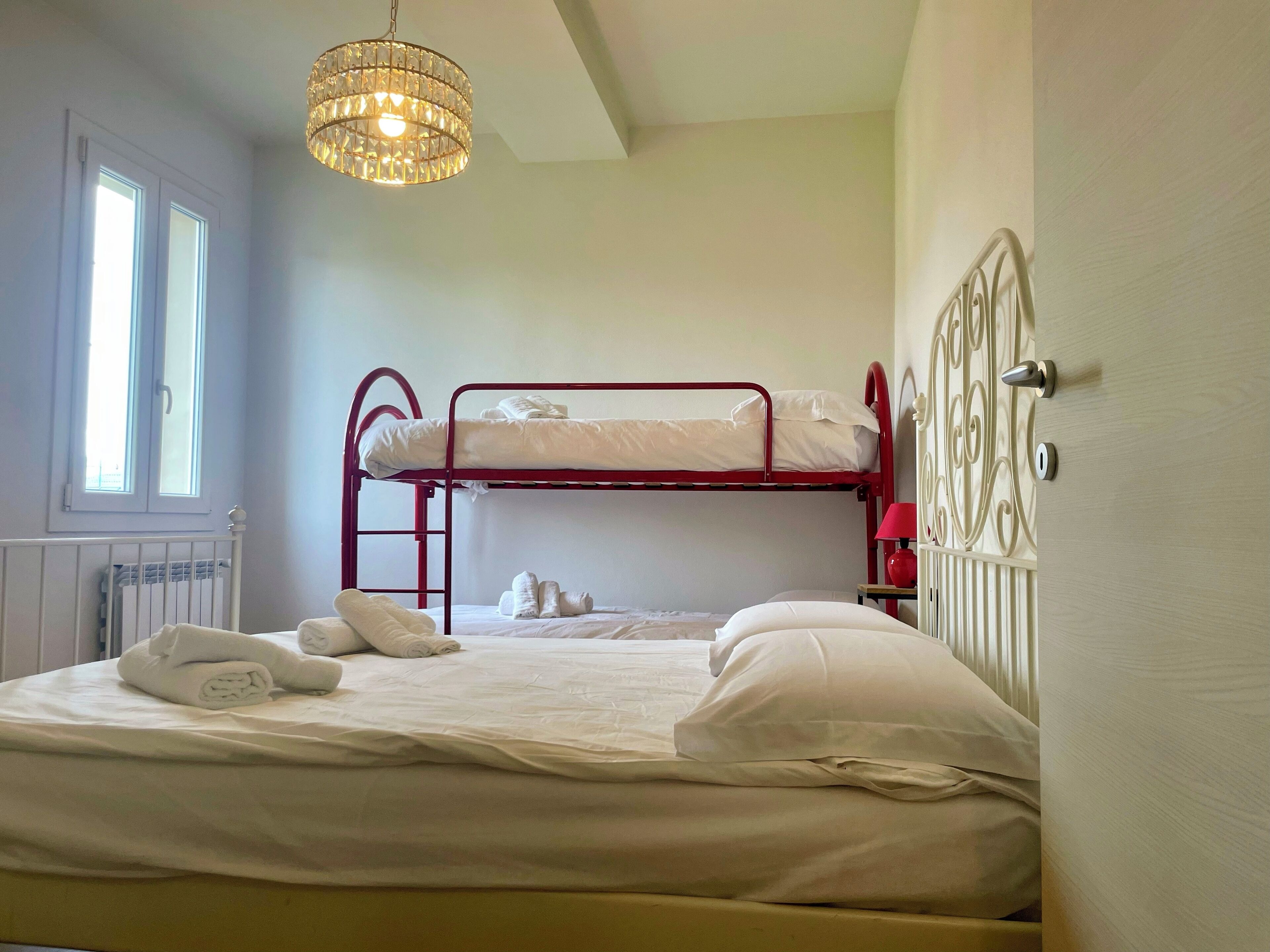 4 Schlafzimmer, Zimmersafe, Schreibtisch, Bügeleisen/Bügelbrett