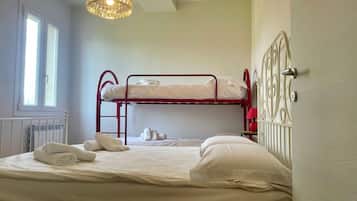 4 Schlafzimmer, Zimmersafe, Schreibtisch, Bügeleisen/Bügelbrett