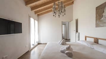 4 bedrooms, in-room safe, desk, iron/ironing board