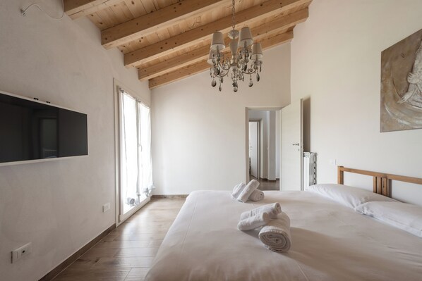 4 chambres, coffre-fort, bureau, fer et planche à repasser