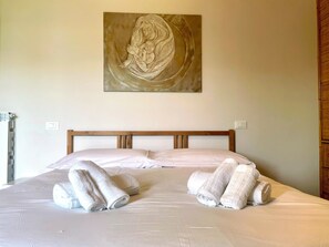 4 soveværelser, pengeskab på værelset, skrivebord, strygejern/strygebræt