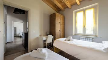 4 quartos, cofres nos quartos, escrivaninha