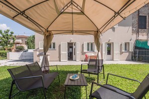 Outdoor dining - The Little Villa With Garden(4 rooms, Free Parking) (Lucca)