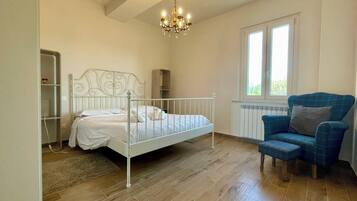 4 chambres, coffres-forts dans les chambres, bureau