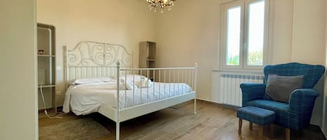4 Schlafzimmer, Zimmersafe, Schreibtisch, Bügeleisen/Bügelbrett