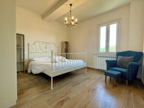 4 soveværelser, pengeskab på værelset, skrivebord, strygejern/strygebræt