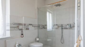 Secador de pelo, bidet, toallas, jabón