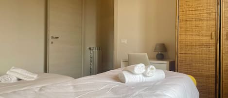 4 室のベッドルーム、セーフティボックス (室内)、デスク、アイロン / アイロン台