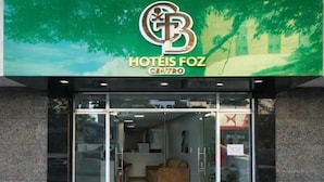 A szálloda bejárata üvegajtóval, a belépés után egy recepciós pult, a bejáratnál pedig egy zöld szőnyeg található.