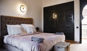 3 bedrooms, desk, iron/ironing board, travel crib - Riad Arraha Retreat Elegance tranquility and pools (Marrakesh)