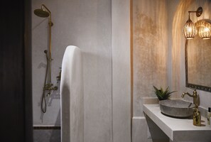 Shower, hair dryer, towels, soap - Riad Arraha Retreat Elegance tranquility and pools (Marrakesh)