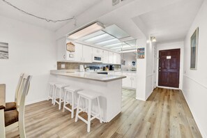 Frigorifero, microonde, forno, piano cottura