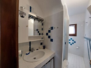 Douche, sèche-cheveux, bidet, serviettes fournies