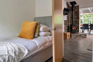 Room - Cottage in Rowen by River & Pet-friendly Trails (Conwy)