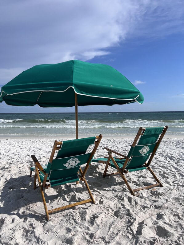 Sun loungers, beach towels - GULF VIEWS, SLEEPS 8, BEACH SERVICE INC! (Miramar Beach)