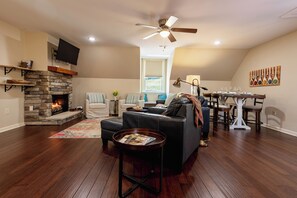 Una Smart TV, una chimenea