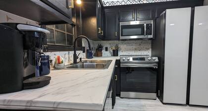 1BR/1BA Walk-Out Basement W/Hot Tub Pet Friendly