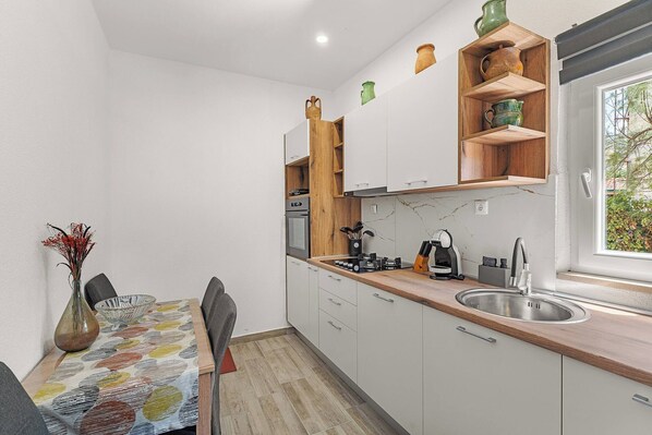 Private kitchen - One Bedroom Apartment With a sea View (Kukljica)