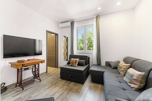 Living area - One Bedroom Apartment With a sea View (Kukljica)