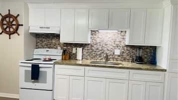 Jääkaappi, mikroaaltouuni, liesi, leivänpaahdin